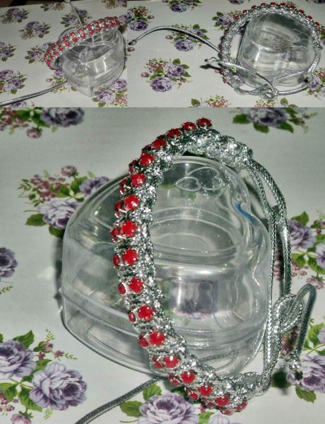 Pulseira macramê prata com fila dupla de pedras vermelhas