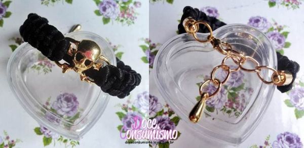 Pulseira macramê preta com caveira dourada