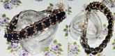 Pulseira corrente dourada com couro fino preto