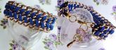 Pulseira corrente dourada com couro fino azul escuro