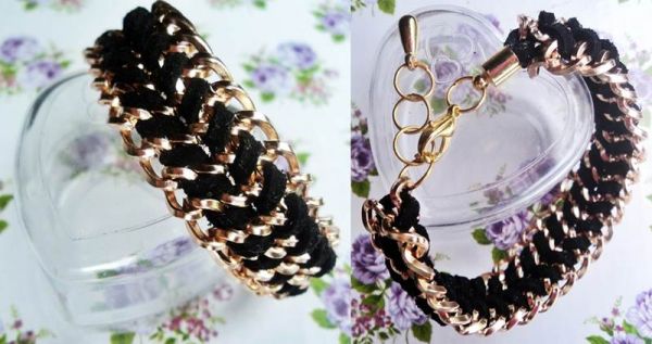 Pulseira corrente dourada com couro fino preto