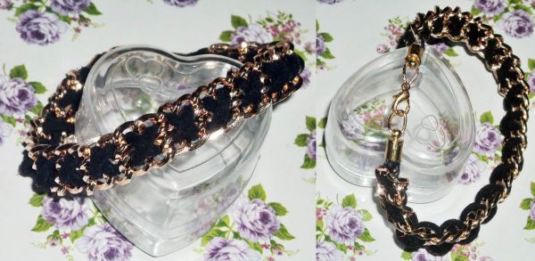 Pulseira corrente dourada com couro fino preto