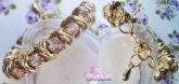 Pulseira enroladinho de fio trançado dourada com strass