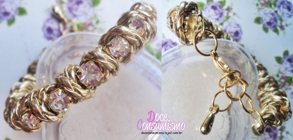 Pulseira enroladinho de fio trançado dourada com strass